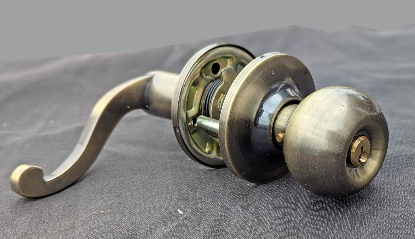 Vintage NOS New Old Stock Modern "Yale" Interior Exterior Entry Keyed Door Lock Lockset Knob Lever Plates Antique Aged Brass Finish 2 Keys