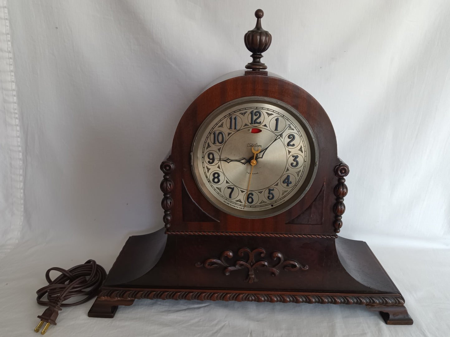 Antique Warren Telechron REVERE Model Electric Motored Mantel Clock Ornate Mahogany Case Finial- Clock RUNS - But does not chime