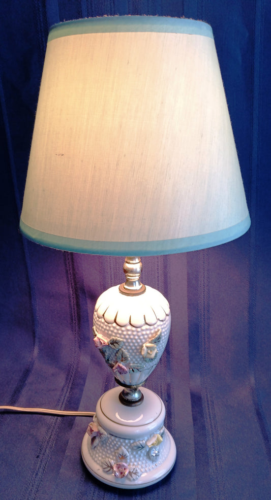 Vintage Glazed White Ceramic Lamp Pink Yellow Roses Design Round Base Gilt Accents Vanity End Table Lamp Nightstand Light Country Decor