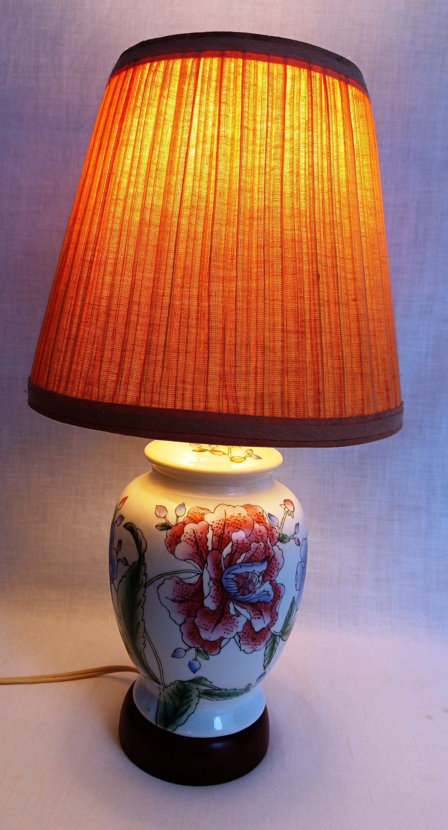 Vintage MC Modern Porcelain Table Lamp Asian Inspired Floral Design Ginger Jar Urn Shaped Wooden Base Fabric Lampshade Bedside Desk Lamp
