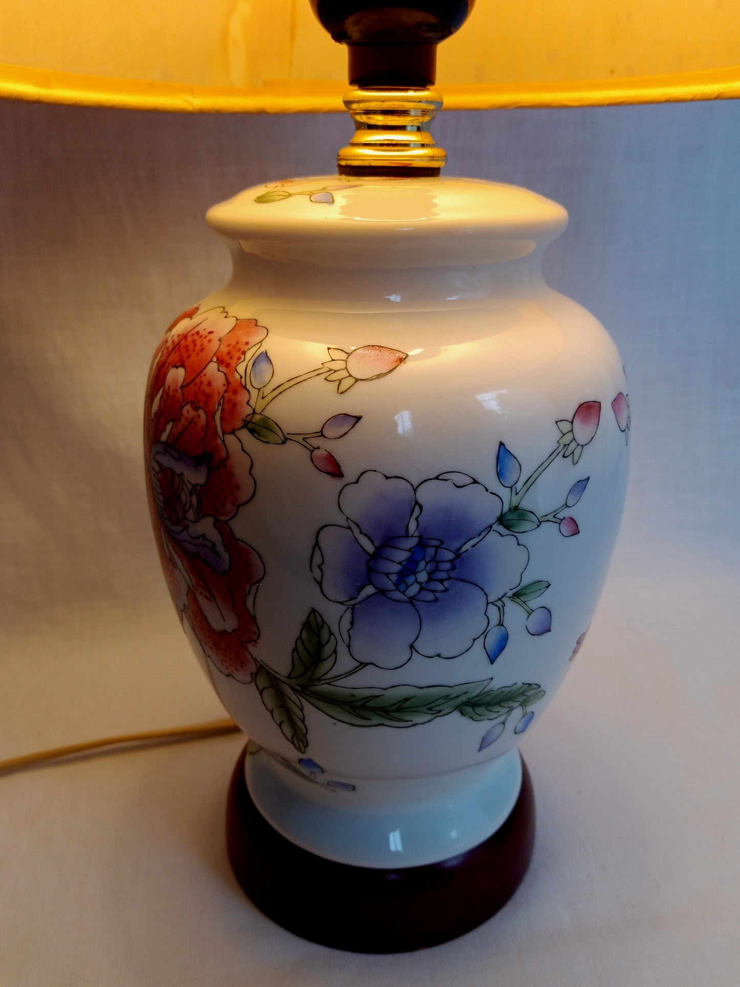 Vintage MC Modern Porcelain Table Lamp Asian Inspired Floral Design Ginger Jar Urn Shaped Wooden Base Fabric Lampshade Bedside Desk Lamp