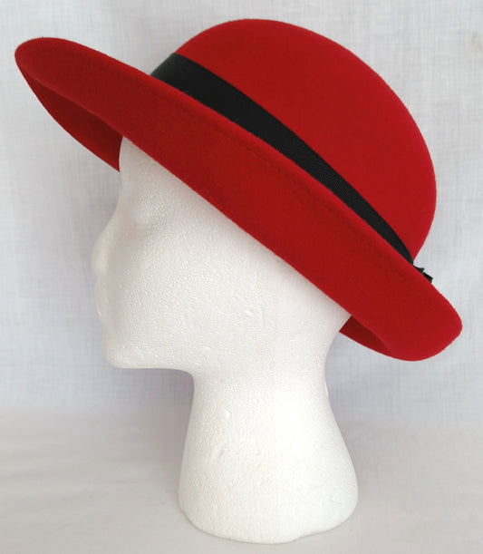 Vintage Ladies Doeskin Felt Red Hat 100% Wool Black Grosgrain Bow Ribbon Unlined Cotton Sweatband Small Size Hat - Made in USA