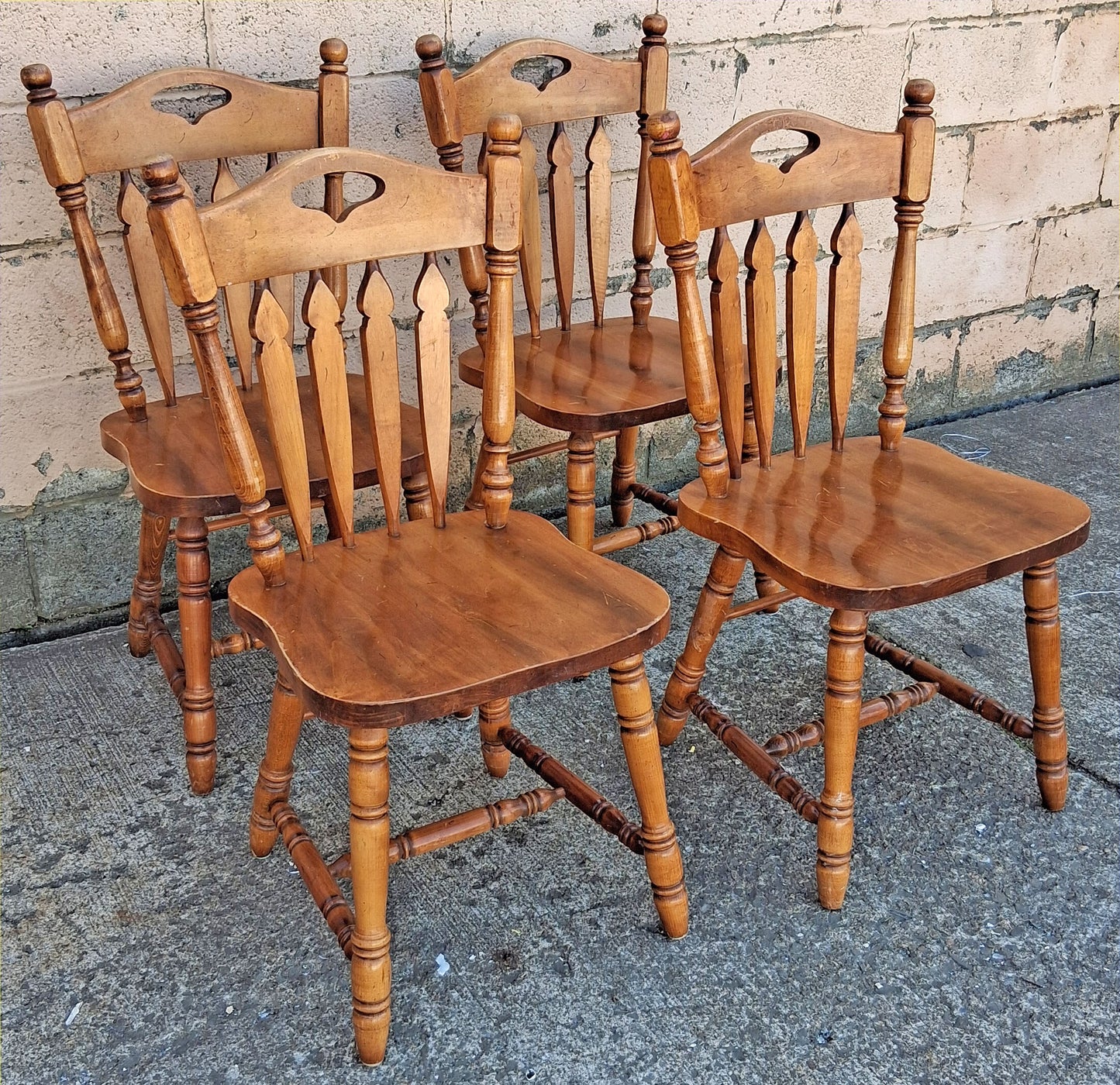 Set of 4 Vintage Maple Dining Chairs, Early American Colonial Farmhouse Kitchen Chairs, Wooden Arrow Back Dining Chairs with Heart Cutout