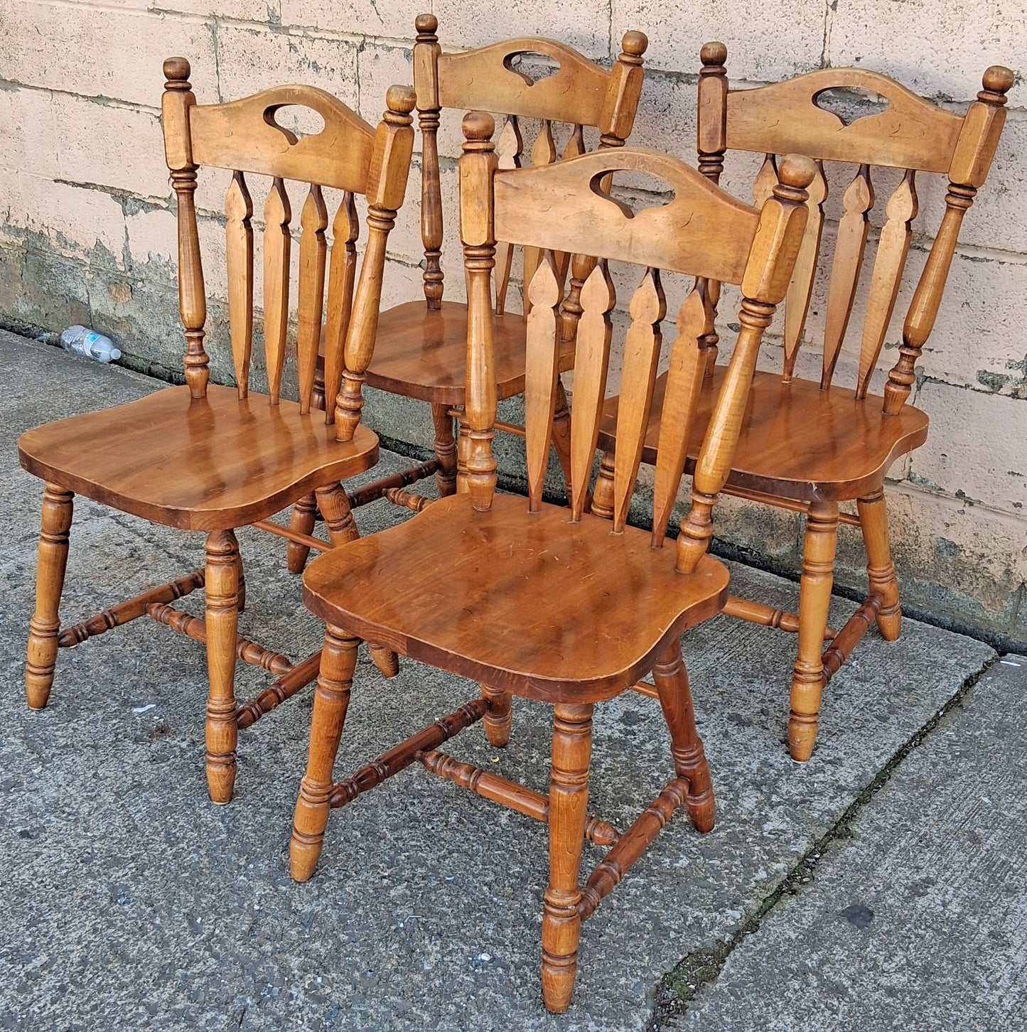Set of 4 Vintage Maple Dining Chairs, Early American Colonial Farmhouse Kitchen Chairs, Wooden Arrow Back Dining Chairs with Heart Cutout
