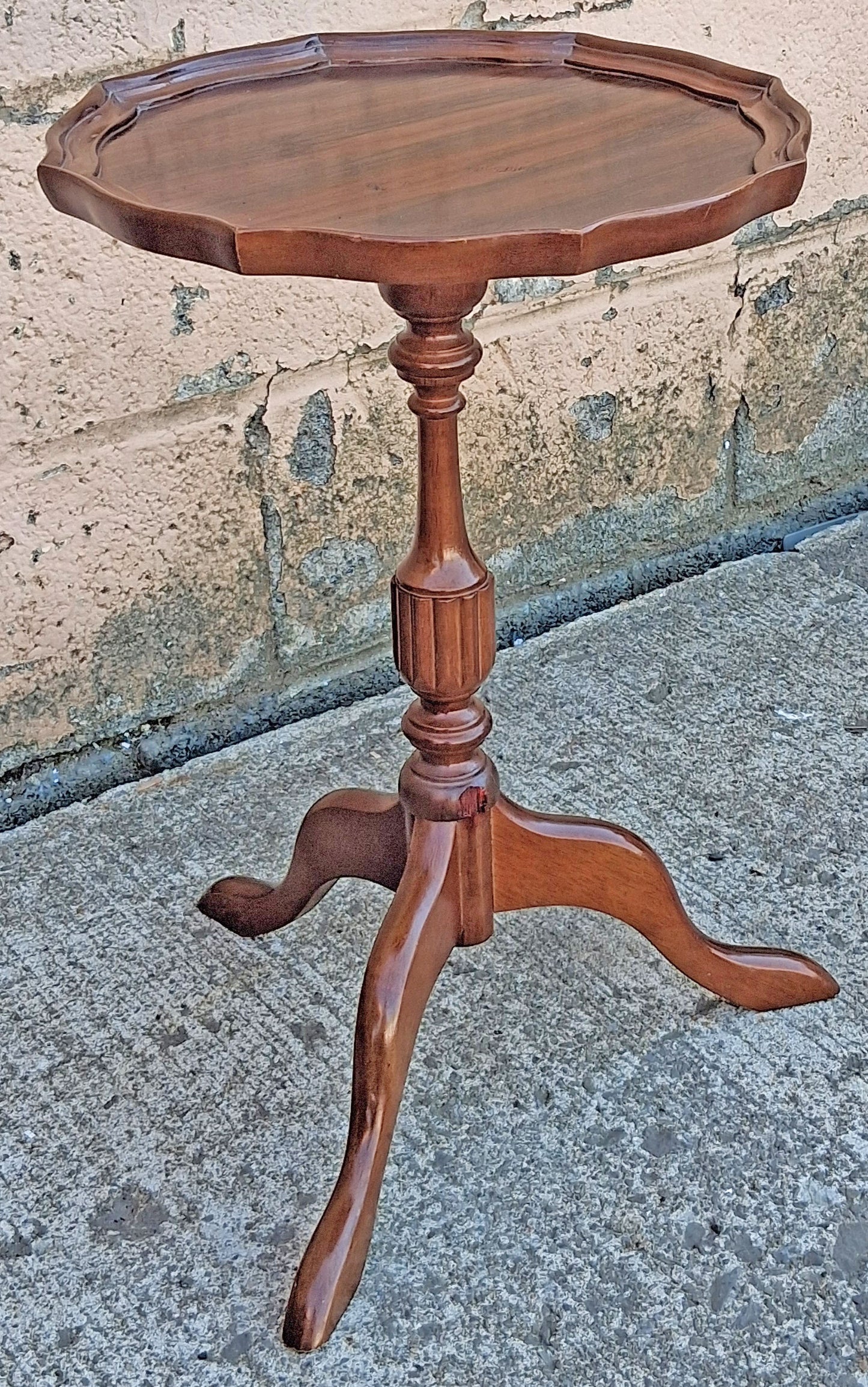 Vintage Antique Queen Anne Scalloped Piecrust Pedestal Tripod Mahogany Wood Wooden End Side Accent Table Nightstand Plant Lamp Stand
