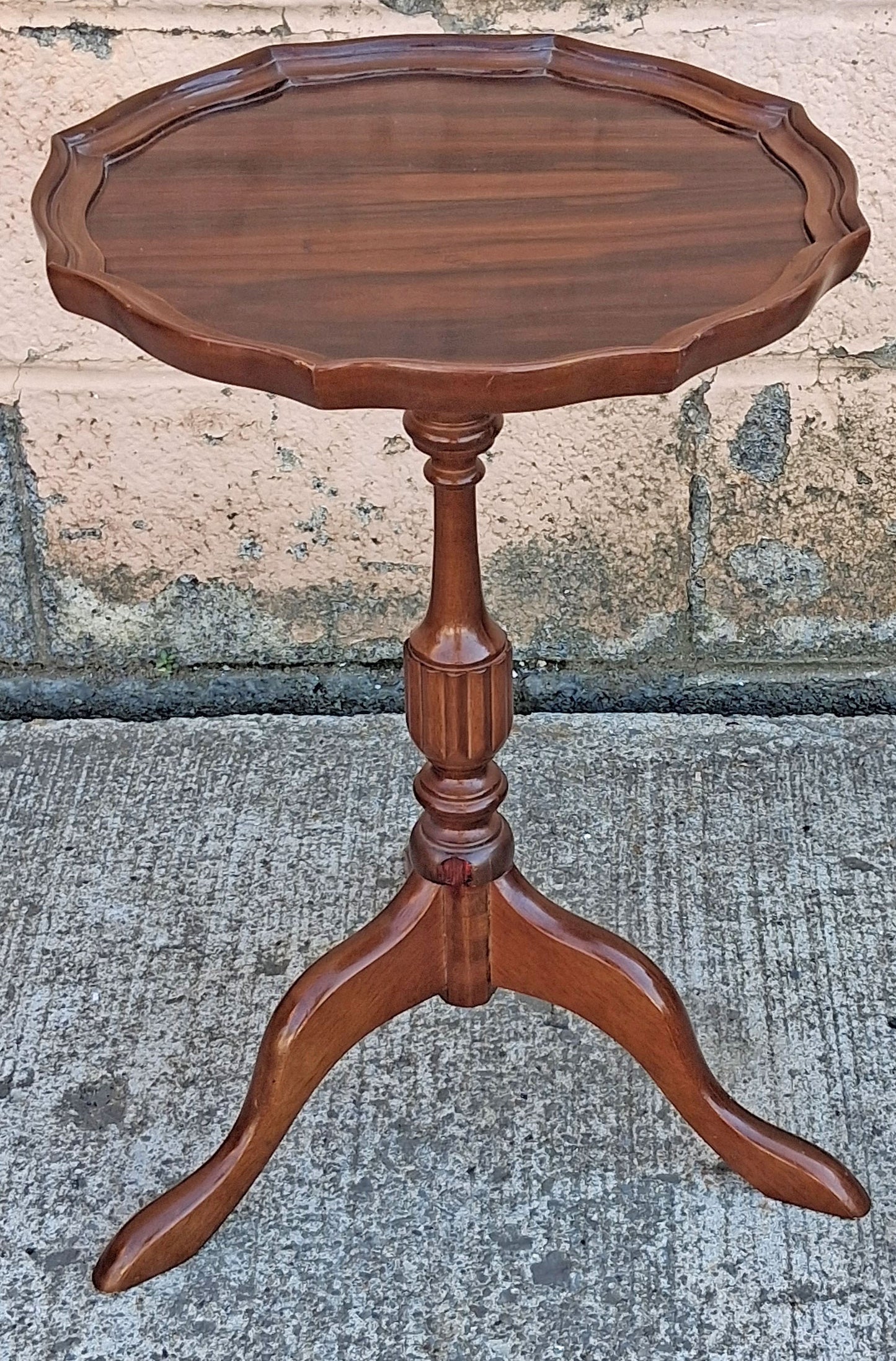 Vintage Antique Queen Anne Scalloped Piecrust Pedestal Tripod Mahogany Wood Wooden End Side Accent Table Nightstand Plant Lamp Stand