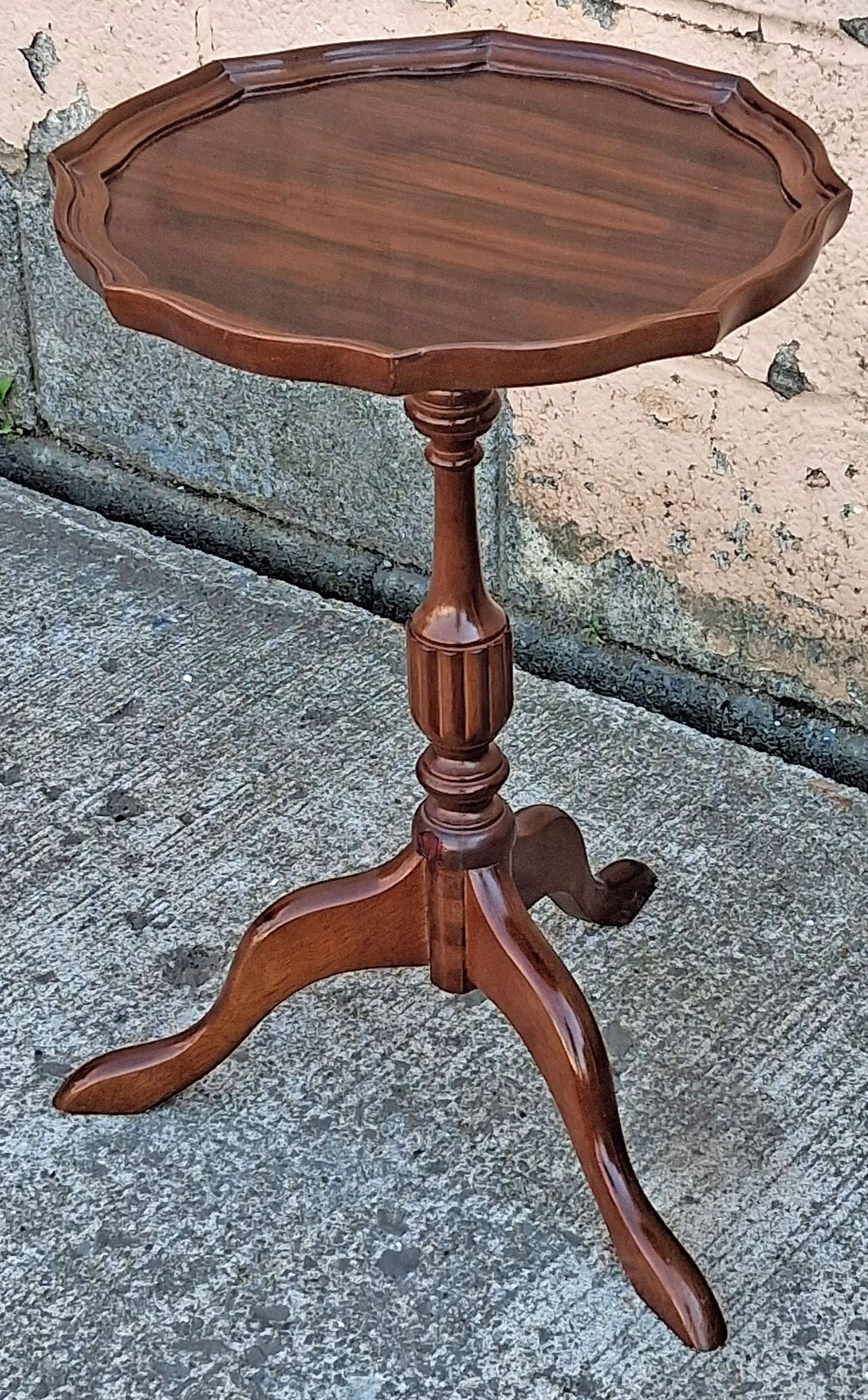 Vintage Antique Queen Anne Scalloped Piecrust Pedestal Tripod Mahogany Wood Wooden End Side Accent Table Nightstand Plant Lamp Stand