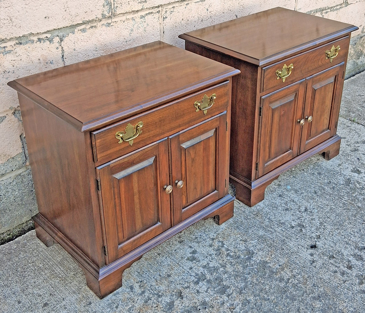 Pair Matching Vintage Traditional Pennsylvania House Limited Edition Solid Wood Cherry Storage Bedroom Set Nightstands Bedside Cabinets