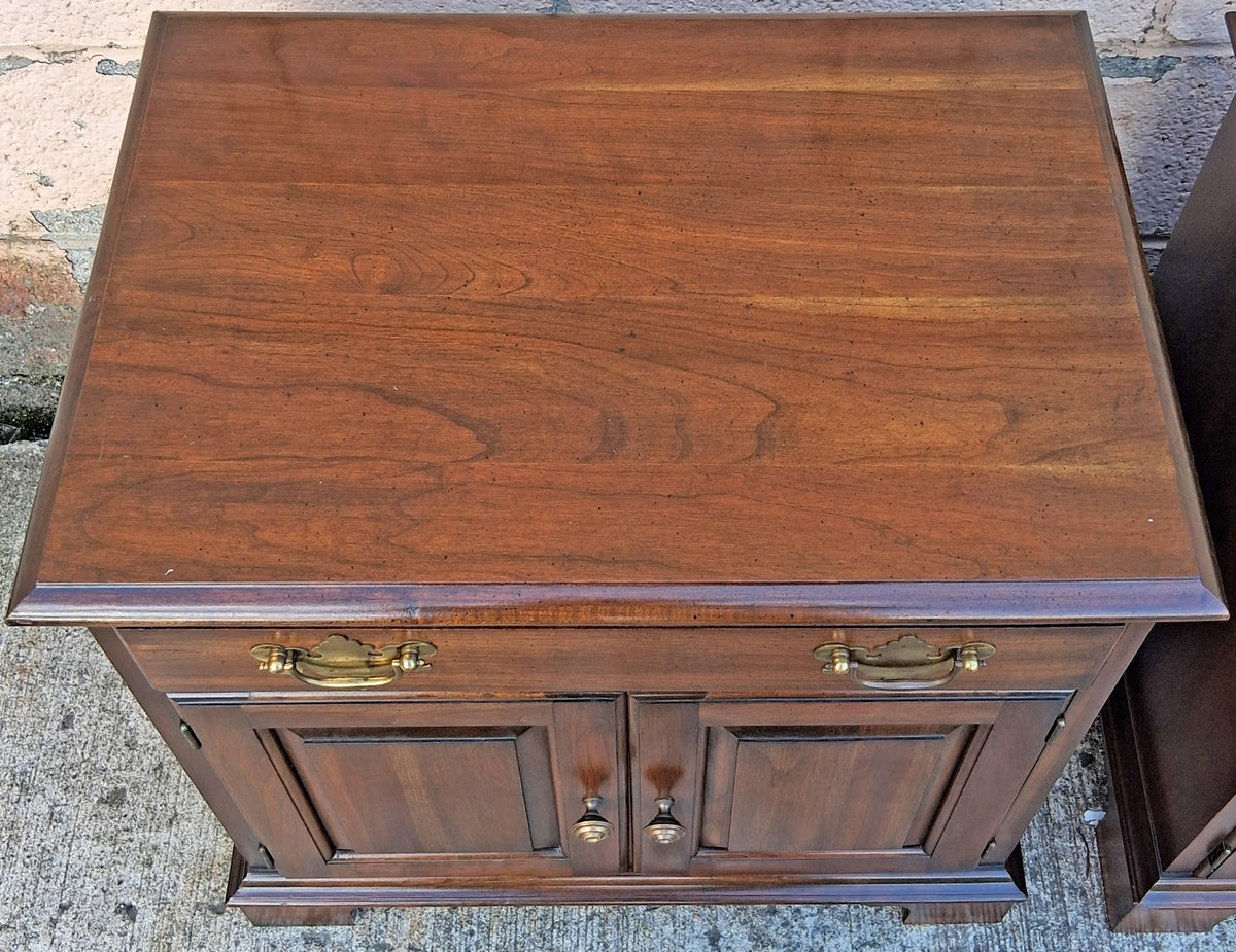 Pair Matching Vintage Traditional Pennsylvania House Limited Edition Solid Wood Cherry Storage Bedroom Set Nightstands Bedside Cabinets