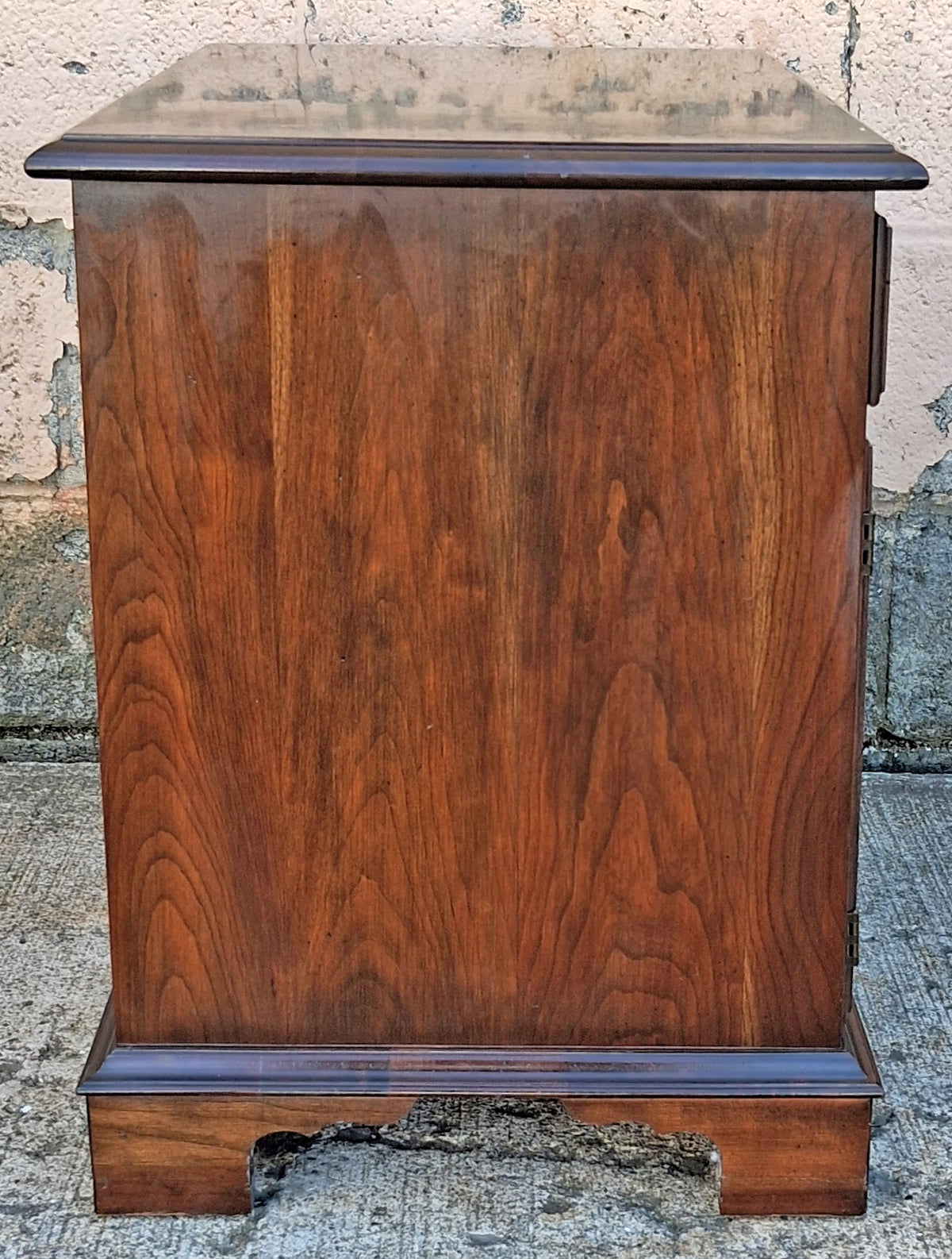 Pair Matching Vintage Traditional Pennsylvania House Limited Edition Solid Wood Cherry Storage Bedroom Set Nightstands Bedside Cabinets