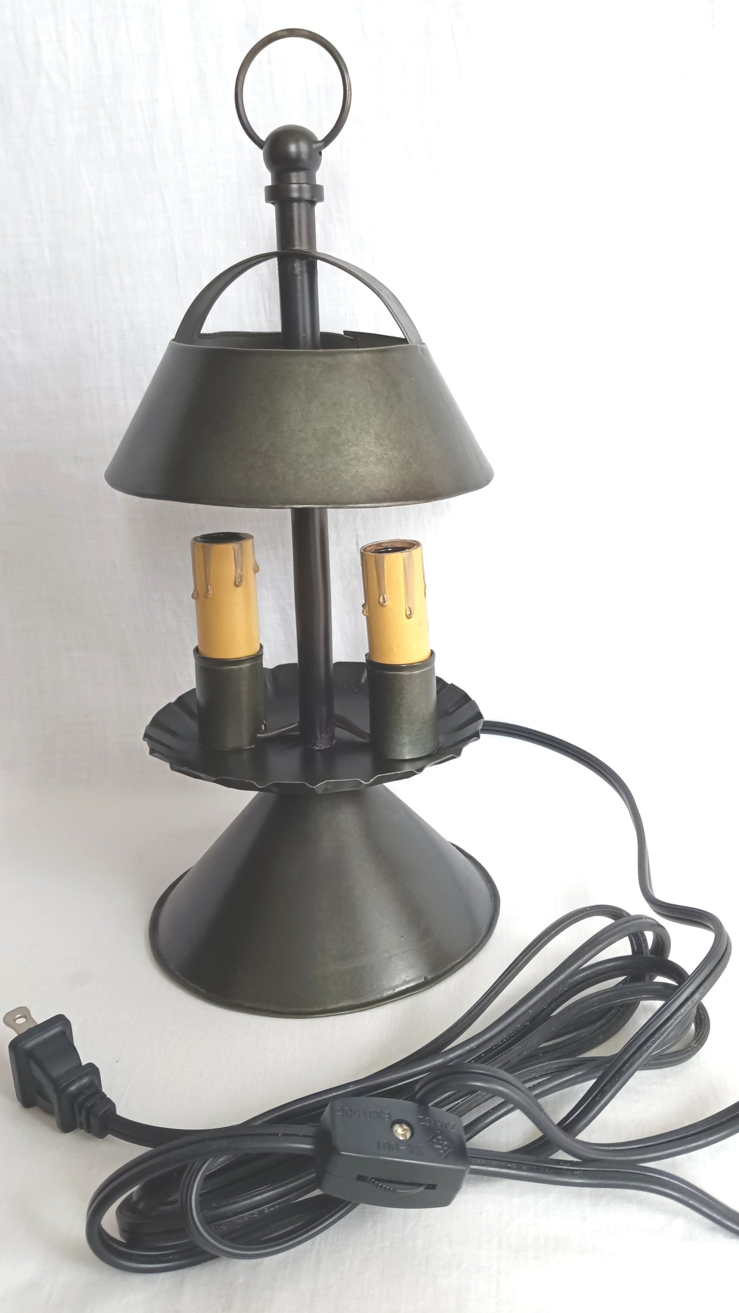 Vintage Art & Crafts Black Finish Tin Lamp with 2 Lights Colonial Style In Cord Switch Table Lamp-NOS
