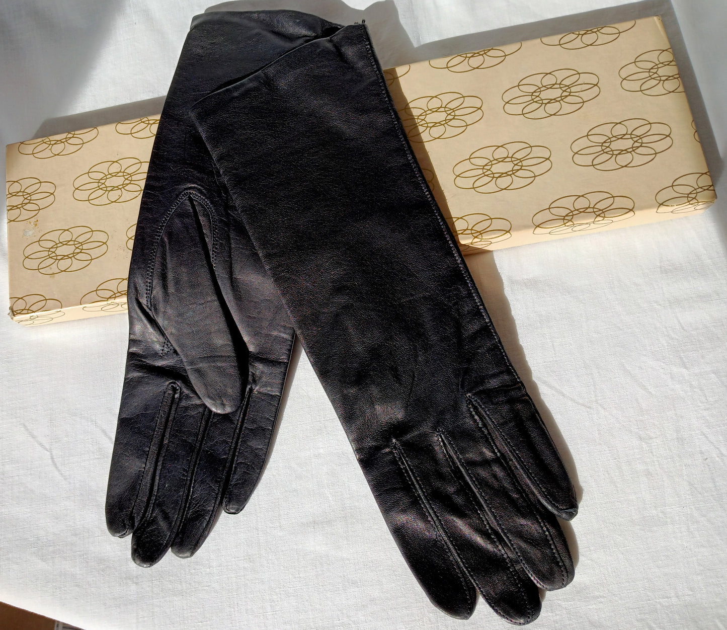Vintage Classic Elegant Black Color Leather Rayon Lined Gloves Women Slightly Flared Cuffs Slip-on Style Size M-Made in Japan-NIB-NOS