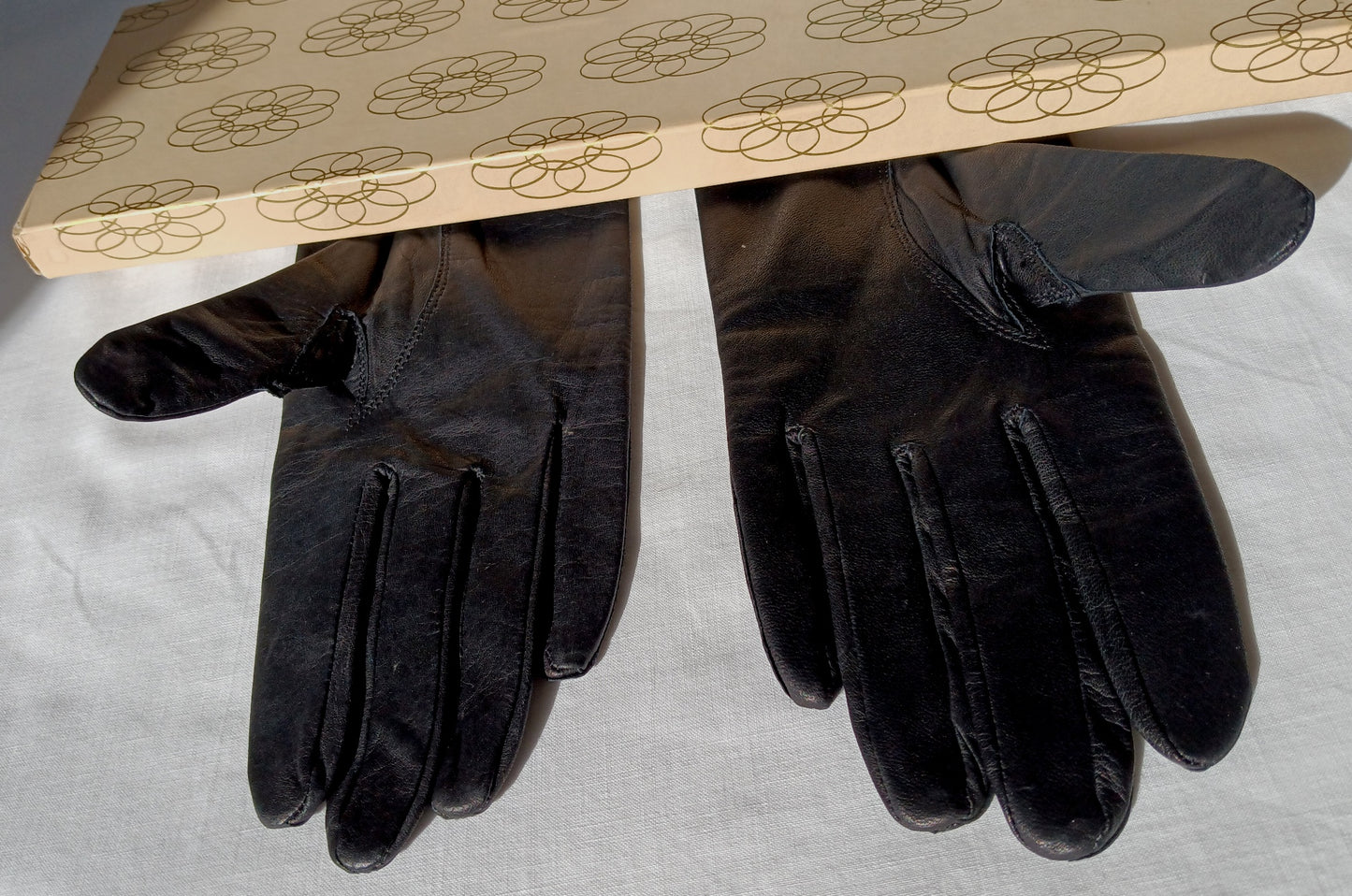 Vintage Classic Elegant Black Color Leather Rayon Lined Gloves Women Slightly Flared Cuffs Slip-on Style Size M-Made in Japan-NIB-NOS