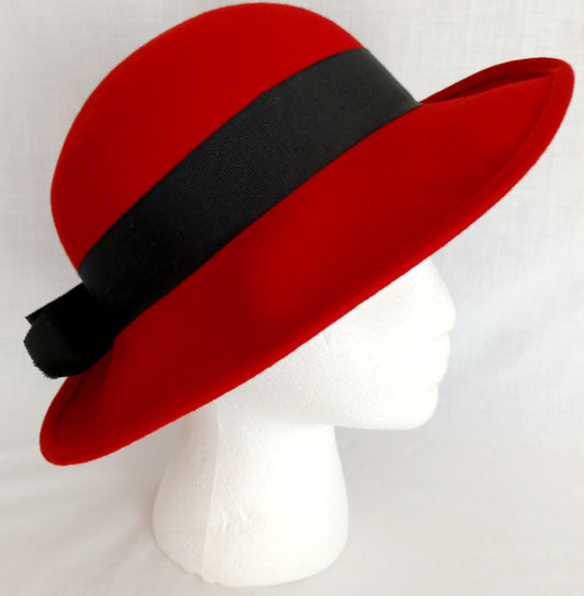 Vintage Ladies Doeskin Felt Red Hat 100% Wool Black Grosgrain Bow Ribbon Unlined Cotton Sweatband Small Size Hat - Made in USA