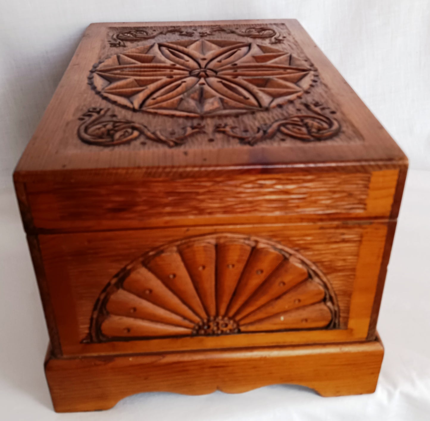 Vintage Hand Carved Wooden Wind-Up Music Box Lidded Hinged Footed Lined Large Storage Jewelry Box Signed