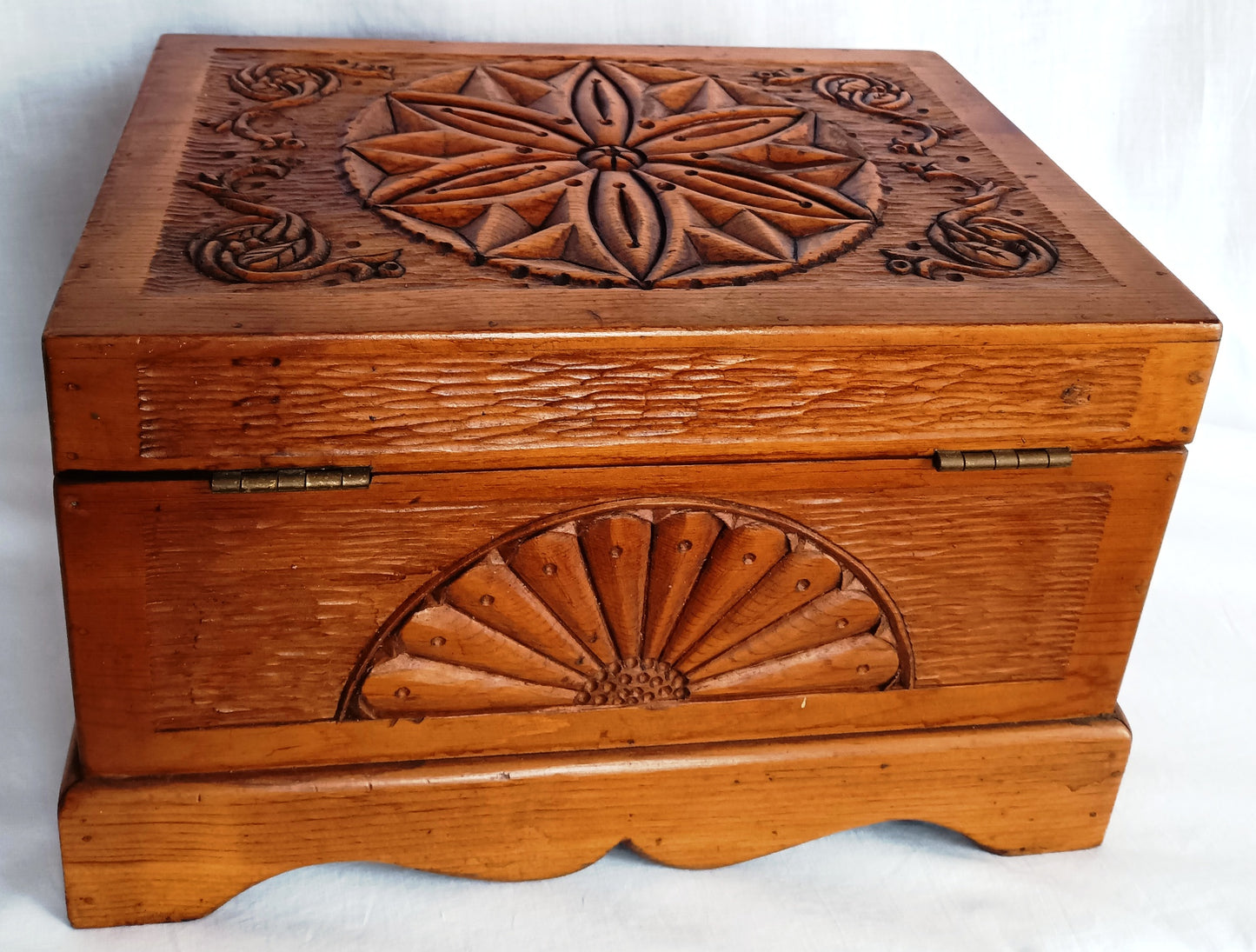 Vintage Hand Carved Wooden Wind-Up Music Box Lidded Hinged Footed Lined Large Storage Jewelry Box Signed