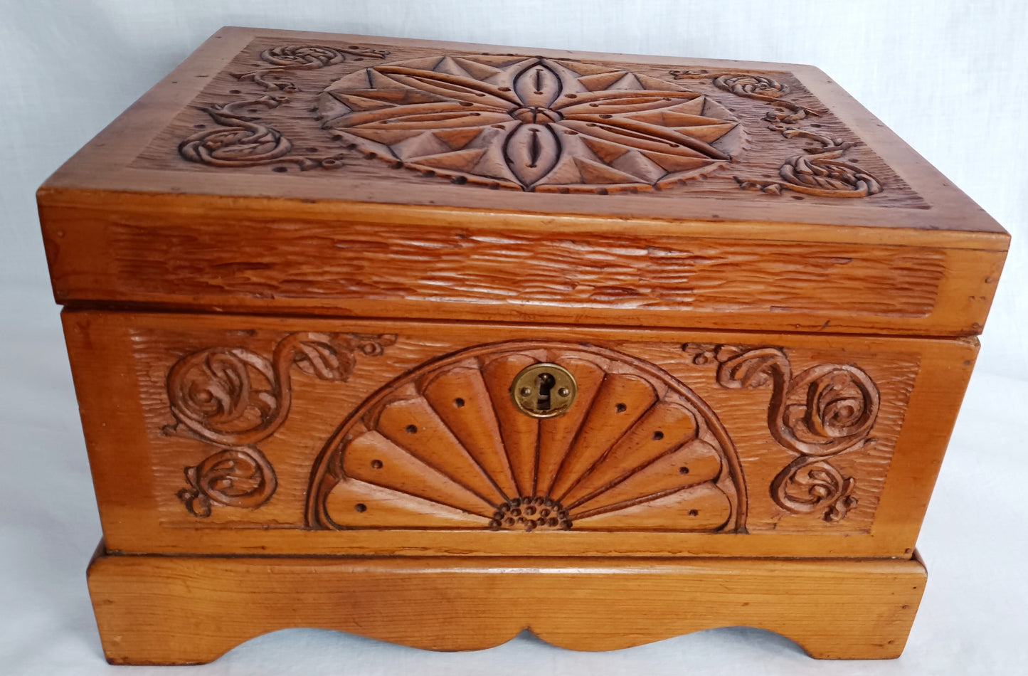 Vintage Hand Carved Wooden Wind-Up Music Box Lidded Hinged Footed Lined Large Storage Jewelry Box Signed
