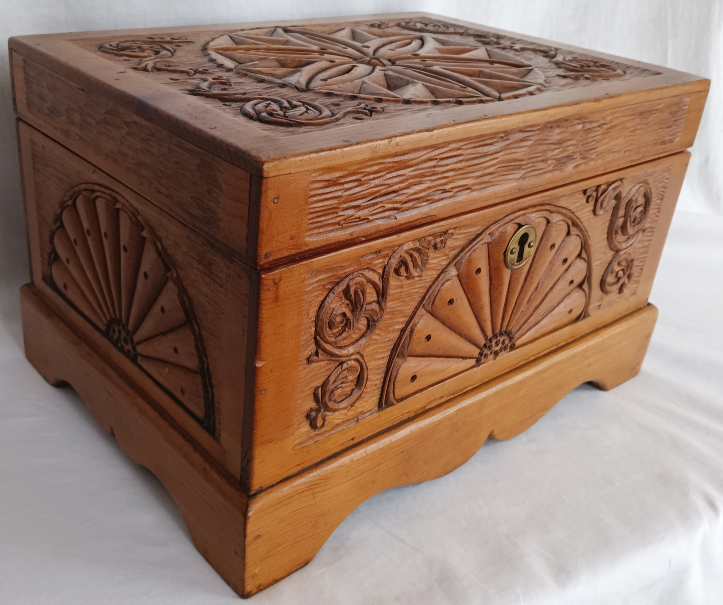 Vintage Hand Carved Wooden Wind-Up Music Box Lidded Hinged Footed Lined Large Storage Jewelry Box Signed