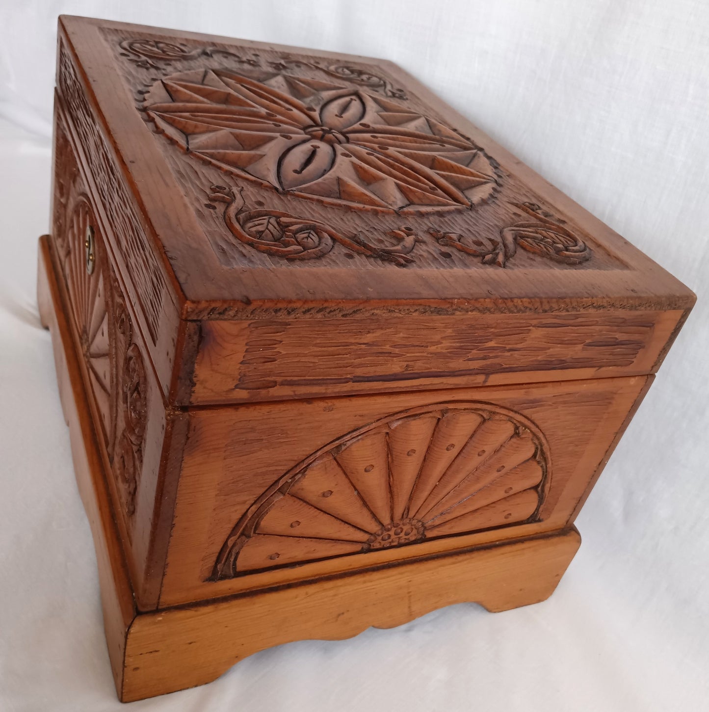 Vintage Hand Carved Wooden Wind-Up Music Box Lidded Hinged Footed Lined Large Storage Jewelry Box Signed