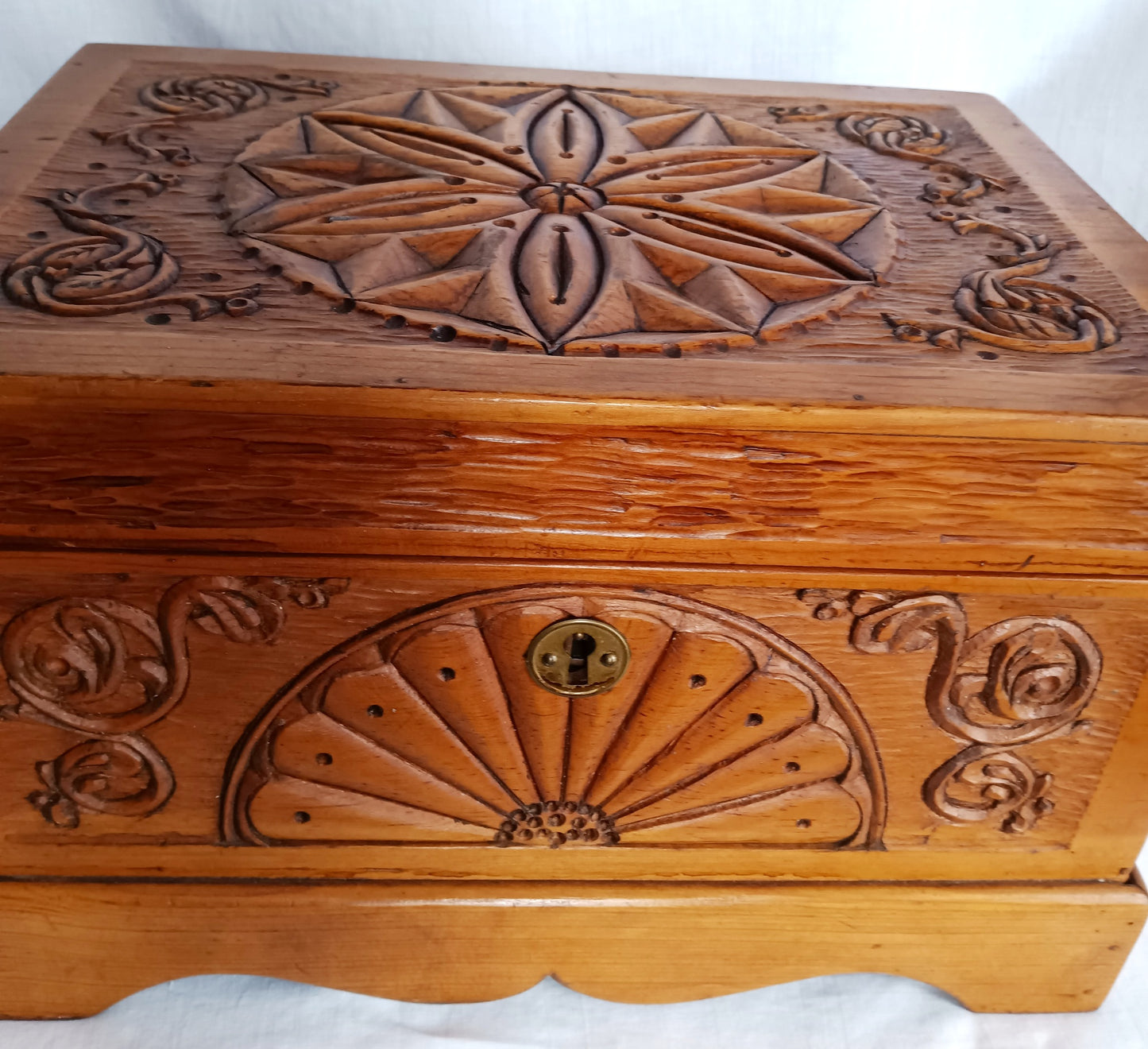 Vintage Hand Carved Wooden Wind-Up Music Box Lidded Hinged Footed Lined Large Storage Jewelry Box Signed