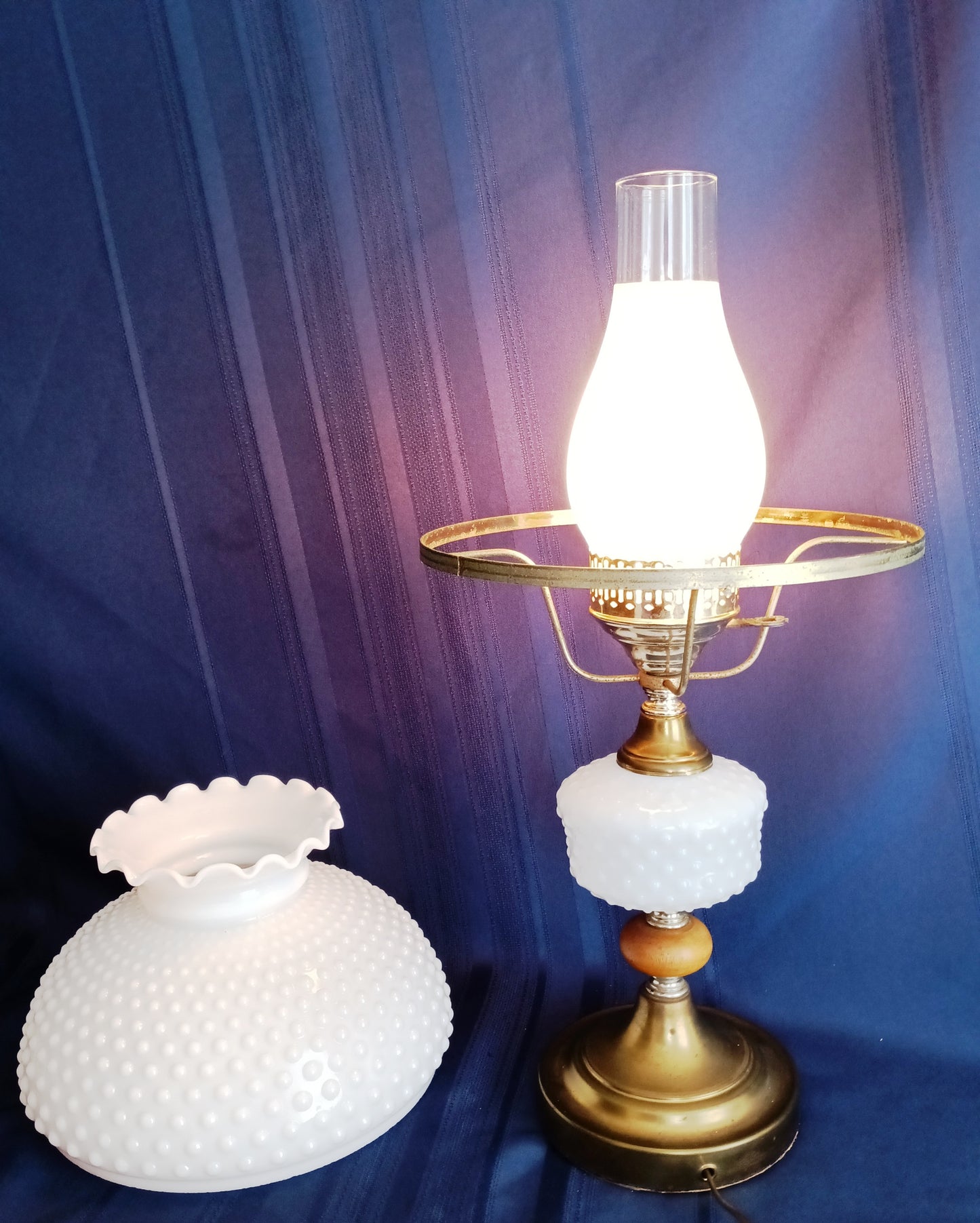 Vintage GWTW Table Parlor Lamp Milk Glass Body and Shade Hobnail Design Wood Insert Brass 3-way Glass Chimney Retro Lighting