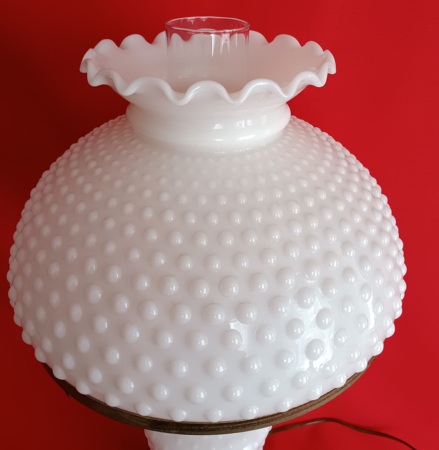 Vintage GWTW Table Parlor Lamp Milk Glass Body and Shade Hobnail Design Wood Insert Brass 3-way Glass Chimney Retro Lighting