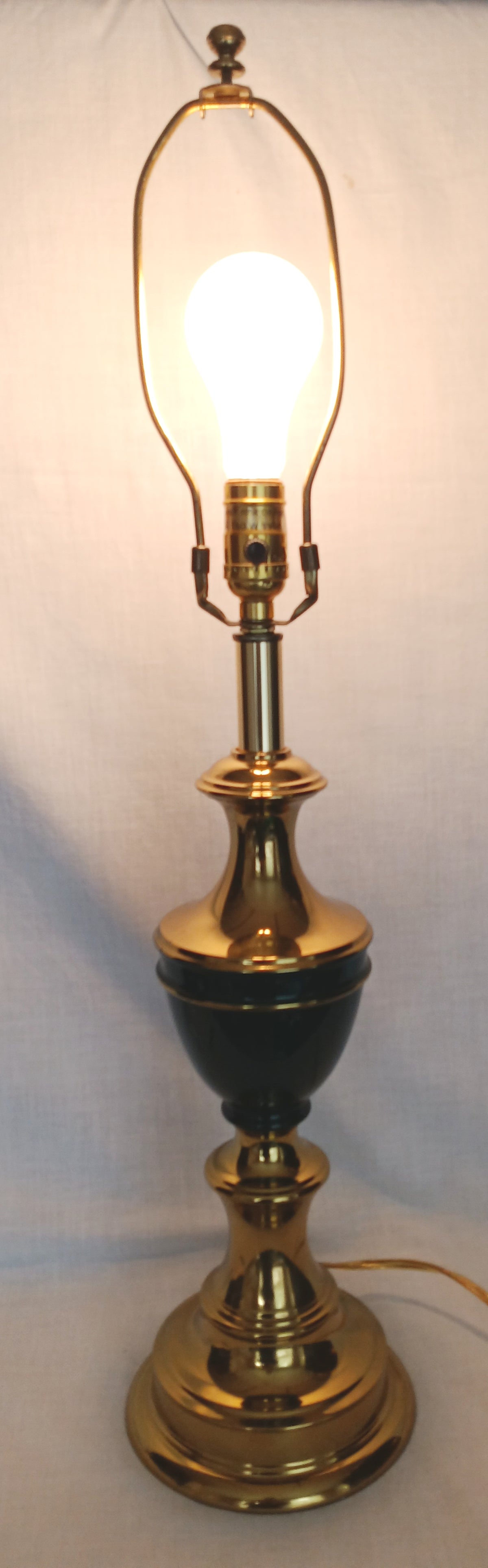 Vintage Hollywood Regency Style Solid Brass Dark Green Enamel Urn Trophy 3 Way Heavy Table Lamp Harp Finial 30”H