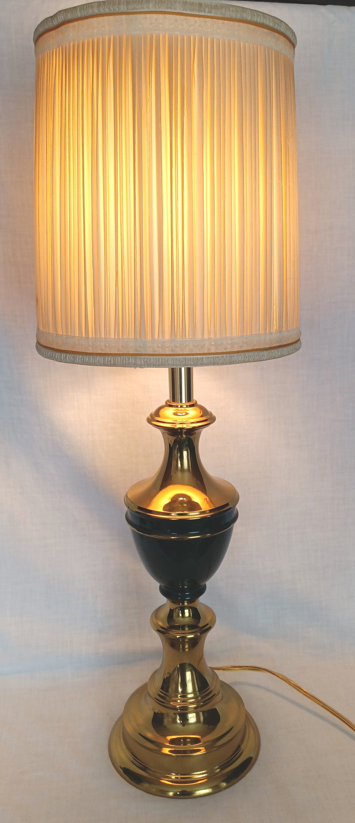 Vintage Hollywood Regency Style Solid Brass Dark Green Enamel Urn Trophy 3 Way Heavy Table Lamp Harp Finial 30”H