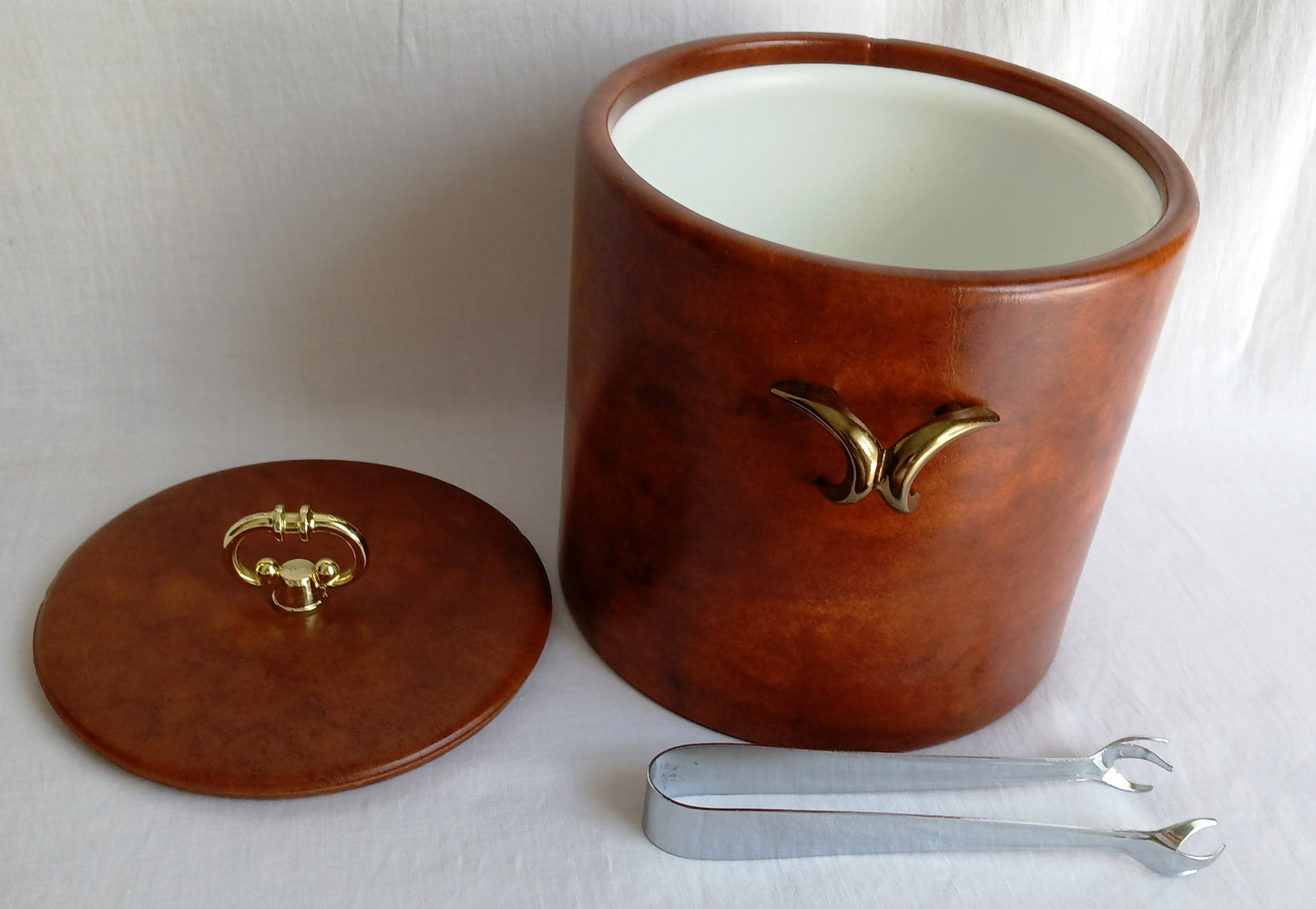 Vintage Kraftware Ice Bucket Beer Cooler Cognac Color Faux Leather Brass Plated Handles Knob Stainless Steel Tongs Retro Barware Man Cave